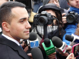 Di Maio pizzica Salvini sulle armi Di Maio pizzica Salvini sulle armi: Di Maio intervistato davanti a microfoni