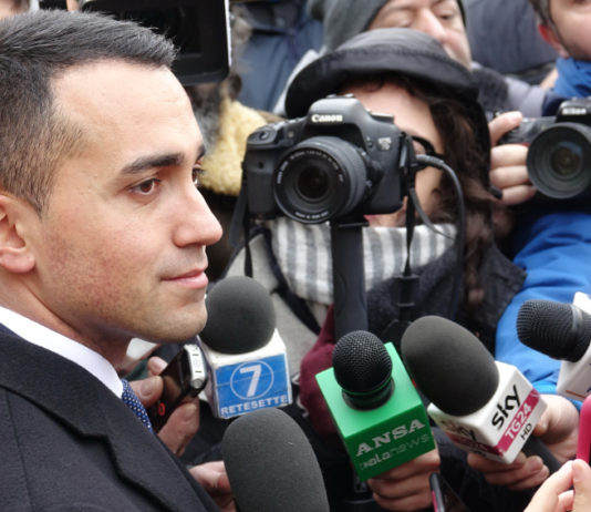 Di Maio pizzica Salvini sulle armi Di Maio pizzica Salvini sulle armi: Di Maio intervistato davanti a microfoni