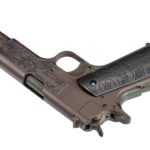 la pistola auto ordnance the general 1911 con canna verso l’alto
