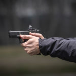pistola crossover compatta glock g45 puntata verso il bersaglio