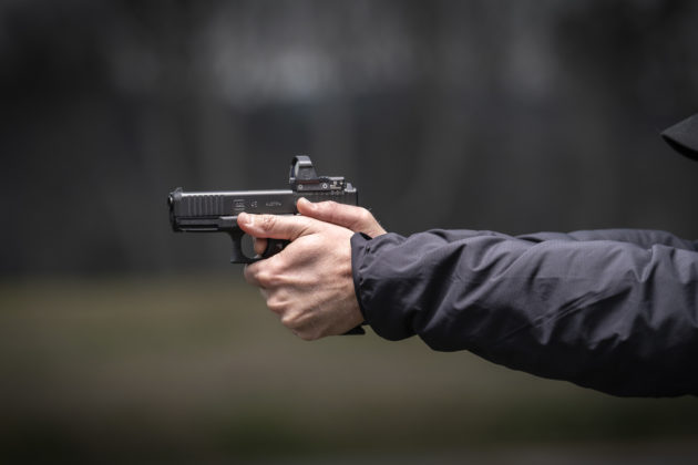 pistola crossover compatta glock g45 puntata verso il bersaglio