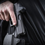 primo piano della pistola compatta crossover glock g45 mos impugnata