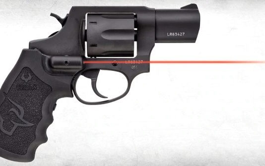 Il revolver da difesa Taurus 856 ora ha un laser nell’impugnatura revolver da difesa Taurus 856 impugnatura laser