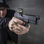 tiratore impugna la pistola glock g45 mos
