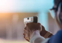 Tiro rapido sportivo, l’Uits pensa a gruppo di lavoro tiratore impugna pistola in poligono: tiro rapido sportivo uits gruppo di lavoro