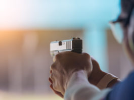 Tiro rapido sportivo, l’Uits pensa a gruppo di lavoro tiratore impugna pistola in poligono: tiro rapido sportivo uits gruppo di lavoro