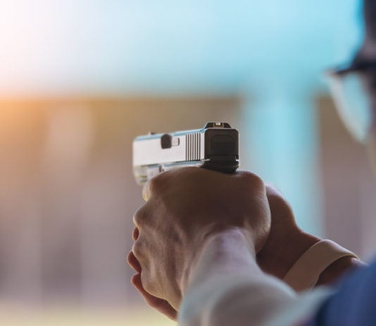 Tiro rapido sportivo, big match al Tsn di Milano sabato 18 e domenica 19 marzo tiratore impugna pistola in poligono: tiro rapido sportivo uits gruppo di lavoro