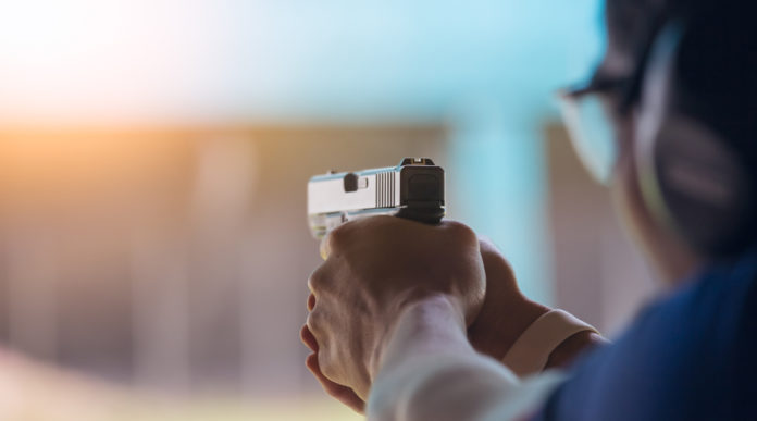 tiratore impugna pistola in poligono: tiro rapido sportivo uits gruppo di lavoro