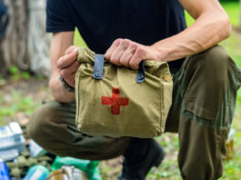 I risultati del progetto Difesa-Banco farmaceutico per donare medicinali ai teatri di crisi donare medicinali ai teatri di crisi: soldato con borsa medicinali tra le mani