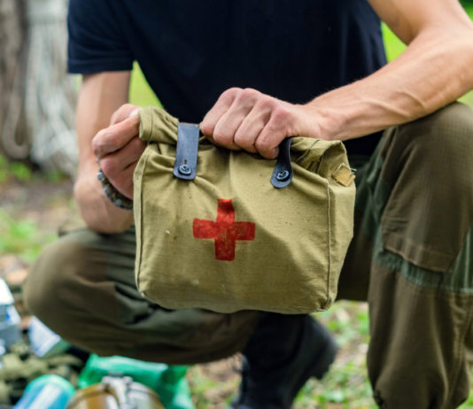 I risultati del progetto Difesa-Banco farmaceutico per donare medicinali ai teatri di crisi donare medicinali ai teatri di crisi: soldato con borsa medicinali tra le mani