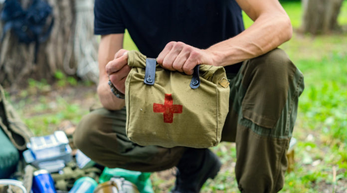 donare medicinali ai teatri di crisi: soldato con borsa medicinali tra le mani