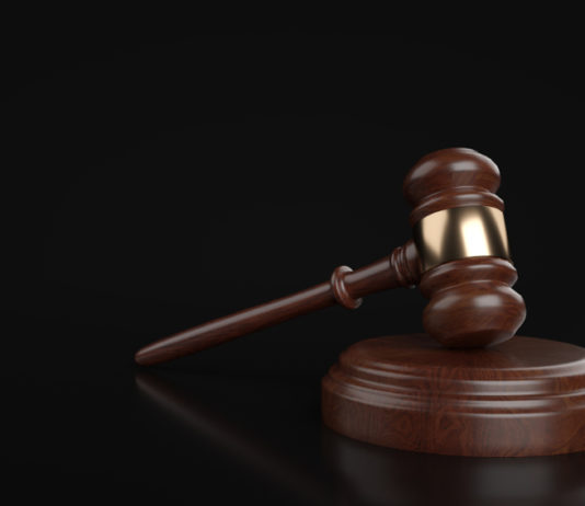 Uccise ladro, la sentenza del Tar Lombardia sul divieto di detenzione armi divieto di detenzione armi, sentenza del tar della Lombardia: martello del giudice