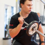 in palestra, Kim Leppänen tiratore benelli si allena