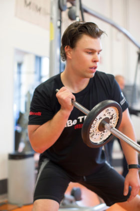 in palestra, Kim Leppänen tiratore benelli si allena