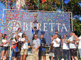 Ecco il vincitore della Gold Cup Beretta niccolò destro, vincitore della gold cup beretta, premiato dal cavaliere ugo gussalli beretta