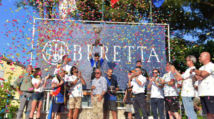 niccolò destro, vincitore della gold cup beretta, premiato dal cavaliere ugo gussalli beretta