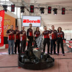 squadra benelli be team dietro a un kart