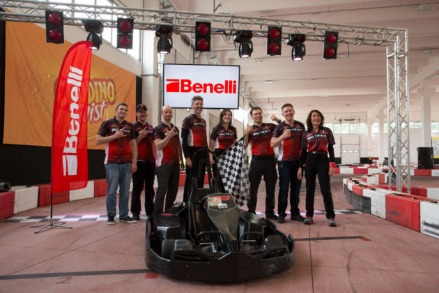 squadra benelli be team dietro a un kart