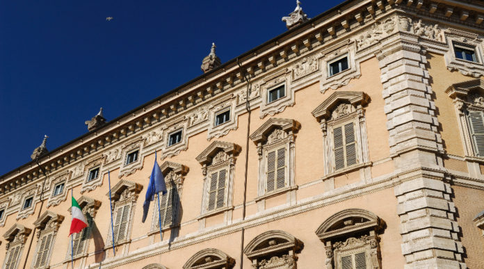 facciata di palazzo madama: interrogazione candura lega al senato su ottenere porto d'armi