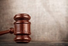 Armi di un defunto non denunciate, la sentenza del Tar del Lazio Armi di un defunto non denunciate: il martello del giudice simboleggia la giustizia