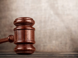 Armi di un defunto non denunciate, la sentenza del Tar del Lazio Armi di un defunto non denunciate: il martello del giudice simboleggia la giustizia