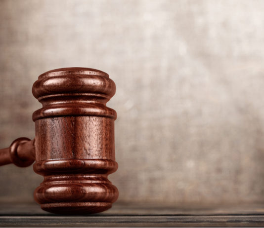 Armi di un defunto non denunciate, la sentenza del Tar del Lazio Armi di un defunto non denunciate: il martello del giudice simboleggia la giustizia