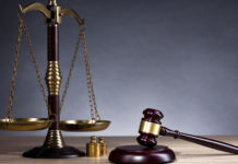 Custodia di armi, nuova sentenza della Cassazione martello del giudice e bilancia simbolo di giustizia: sentenza della cassazione sulla custodia di armi