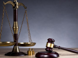 Custodia di armi, nuova sentenza della Cassazione martello del giudice e bilancia simbolo di giustizia: sentenza della cassazione sulla custodia di armi