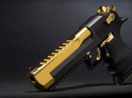 Black and Titanium Gold Desert Eagle, la pistola da collezione nero-oro Black and Titanium Gold Desert Eagle, la pistola da collezione nero-oro