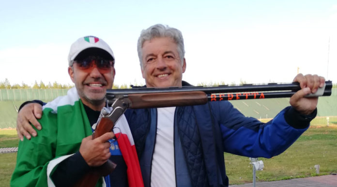 Luigi Lodde festeggia insieme ad Andrea Benelli la conquista della medaglia d'oro nella coppa del mondo di tiro a volo lahti 2019