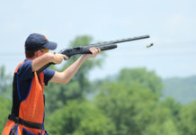 Un’opportunità in più per chi vuole iniziare il tiro a volo: Fitav allarga il Progetto scuola iniziare il tiro a volo: ragazzo con carabina pronto ad abbattere piattello