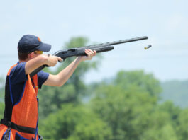 Un’opportunità in più per chi vuole iniziare il tiro a volo: Fitav allarga il Progetto scuola iniziare il tiro a volo: ragazzo con carabina pronto ad abbattere piattello