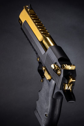 la pistola Black and Titanium Gold Desert Eagle