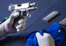 Aggiornamento per armieri: ultima chiamata per i prossimi corsi di Conarmi aggiornamento per armieri: armaiolo pulisce pistola