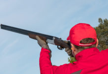 Annunciati data e luogo dell’8° Trofeo Neofitav, la gara di tiro a volo per principianti gara di tiro a volo per principianti: tiratore vestito di rosa spara a piattello