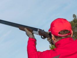 Annunciati data e luogo dell’8° Trofeo Neofitav, la gara di tiro a volo per principianti gara di tiro a volo per principianti: tiratore vestito di rosa spara a piattello