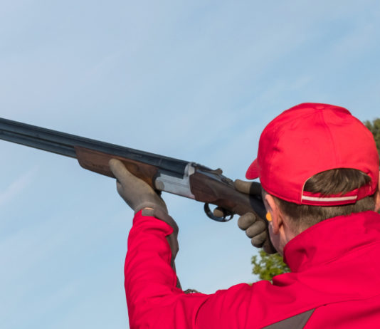 Annunciati data e luogo dell’8° Trofeo Neofitav, la gara di tiro a volo per principianti gara di tiro a volo per principianti: tiratore vestito di rosa spara a piattello