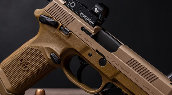 FNX-45 Tactical pistola con ottica