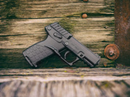 Keltec P17, annunciata la nuova pistola calibro 22 LR pistola calibro 22 LR Keltec P17 davanti a sfondo di legno