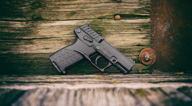 pistola calibro 22 LR Keltec P17 davanti a sfondo di legno