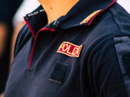 Uso dell’arma di servizio: la sentenza della Cassazione uso dell'arma di servizio: primo piano supoliziotto italiano