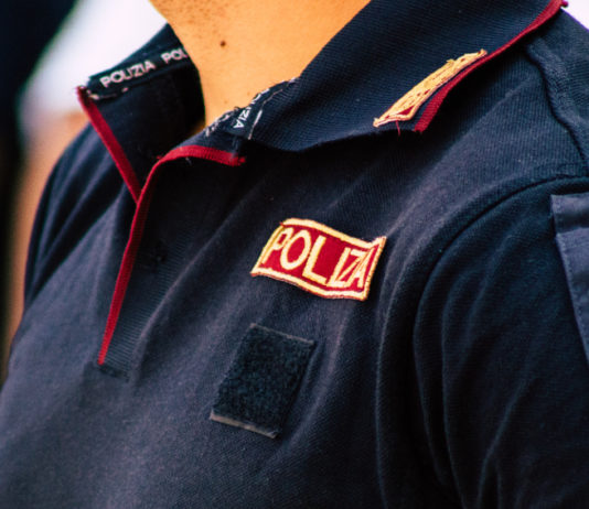 Uso dell’arma di servizio: la sentenza della Cassazione uso dell'arma di servizio: primo piano supoliziotto italiano