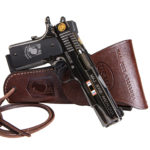 la pistola Sig Sauer Pow, dedicata ai prigionieri di guerra, con la fondina De Santis Holsters