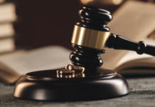 Armi ereditate: la sentenza della Cassazione sulla detenzione abusiva armi ereditate: martello del giudice a simboleggiare la sentenza della Cassazione