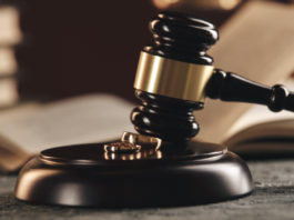 Armi ereditate: la sentenza della Cassazione sulla detenzione abusiva armi ereditate: martello del giudice a simboleggiare la sentenza della Cassazione