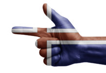 Armi in circolazione in Islanda, i dati ufficiali armi in circolazione dell'Islanda: mano a pistola con disegnata sopra la bandiera dell'Islanda