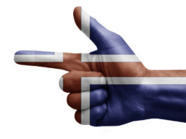 Armi in circolazione in Islanda, i dati ufficiali armi in circolazione dell'Islanda: mano a pistola con disegnata sopra la bandiera dell'Islanda