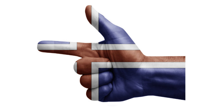 armi in circolazione dell'Islanda: mano a pistola con disegnata sopra la bandiera dell'Islanda