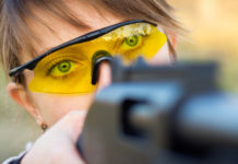 Coppa del Mondo di tiro: sabato le finali dell’ultimo appuntamento stagionale coppa del mondo di tiro a volo: primo piano su occhi della tiratrice che prende la mira con la carabina