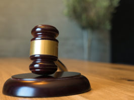 La Cassazione sulla qualifica di arma clandestina La Cassazione sulla qualifica di arma clandestina: martello del giudice in primo piano